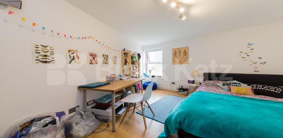 			3 / 4 BEDROOMS!, 3 Bedroom, 1 bath, 1 reception Mews House			 Criterion Mews, ARCHWAY 